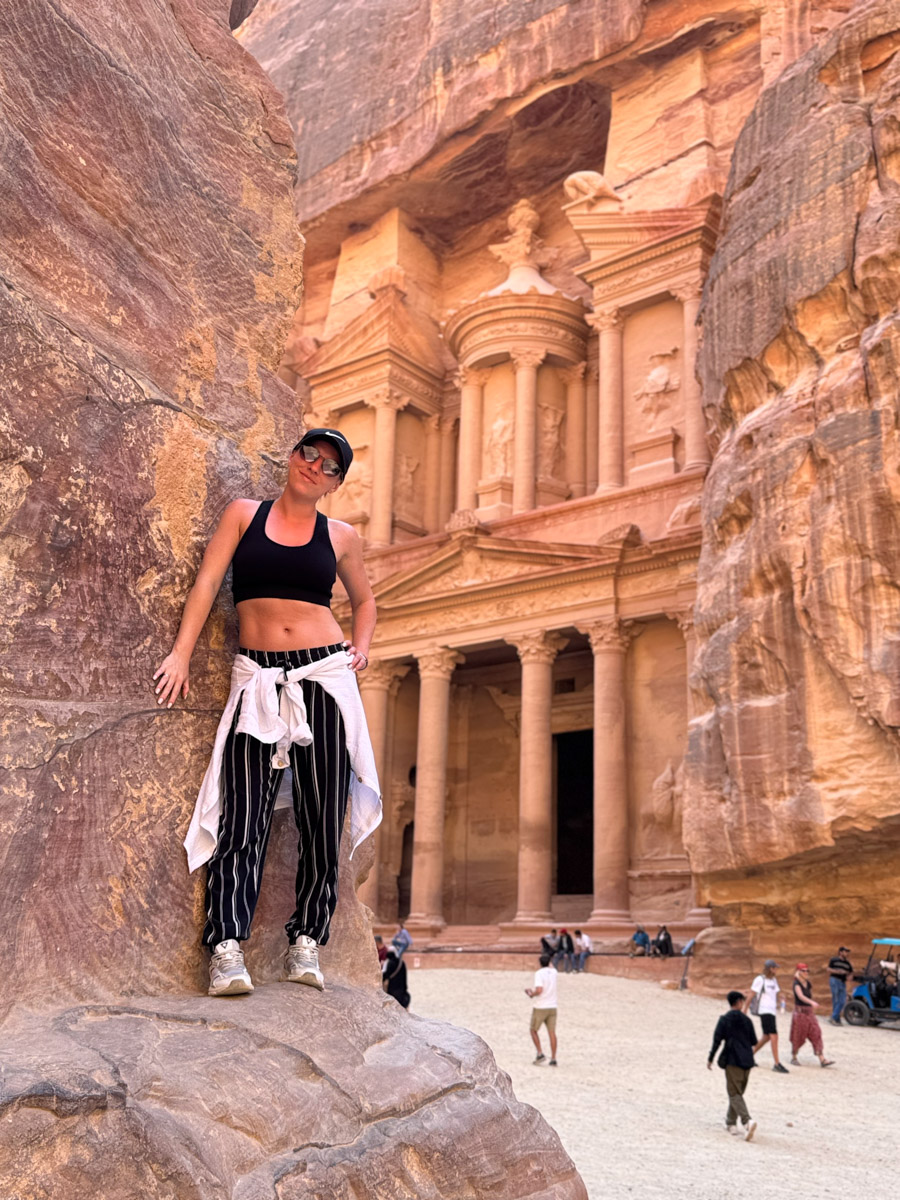 Город Петра — древнейший археологический парк Ближнего Востока и одно из новых семи чудес света, куда собираются туристы со всего мира, чтобы увидеть множество пещер, храмов, дворцов, каналов и дорог. В этот дивный уголок попала и владимирская журналистка Екатерина Стэп. Ей хватило всего лишь одних суток, чтобы решиться обязательно туда вернуться, но уже на более долгое время. Чем ее очаровала точка на карте, она рассказала «Ключ-Медиа».