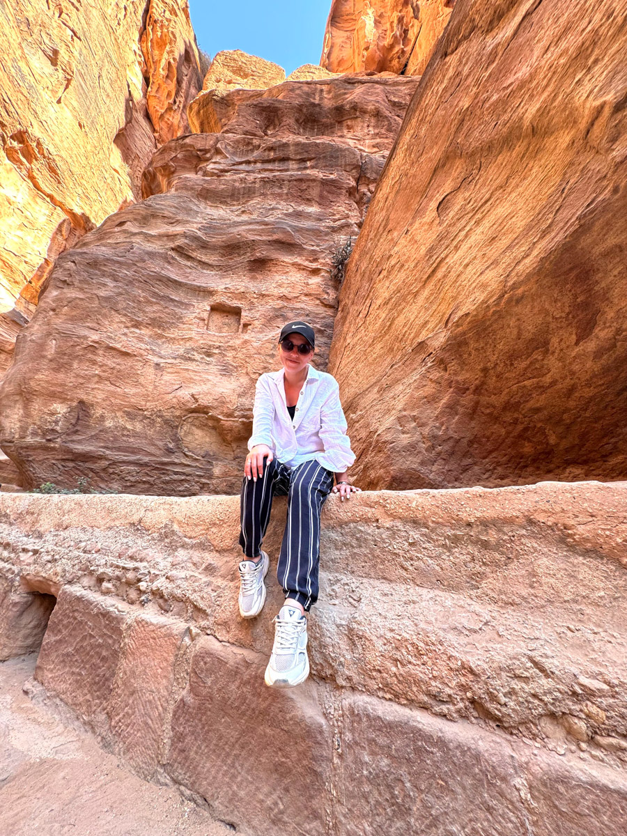 Город Петра — древнейший археологический парк Ближнего Востока и одно из новых семи чудес света, куда собираются туристы со всего мира, чтобы увидеть множество пещер, храмов, дворцов, каналов и дорог. В этот дивный уголок попала и владимирская журналистка Екатерина Стэп. Ей хватило всего лишь одних суток, чтобы решиться обязательно туда вернуться, но уже на более долгое время. Чем ее очаровала точка на карте, она рассказала «Ключ-Медиа».