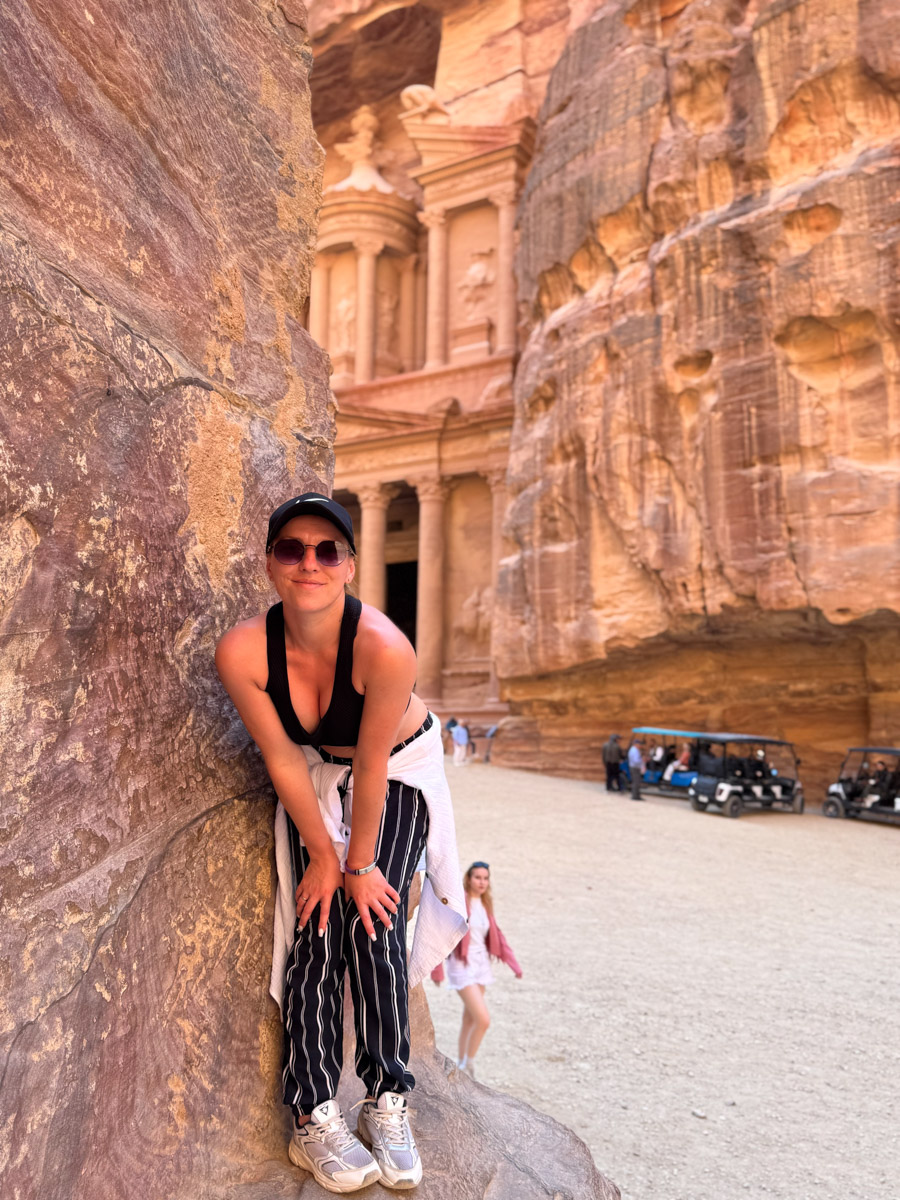 Город Петра — древнейший археологический парк Ближнего Востока и одно из новых семи чудес света, куда собираются туристы со всего мира, чтобы увидеть множество пещер, храмов, дворцов, каналов и дорог. В этот дивный уголок попала и владимирская журналистка Екатерина Стэп. Ей хватило всего лишь одних суток, чтобы решиться обязательно туда вернуться, но уже на более долгое время. Чем ее очаровала точка на карте, она рассказала «Ключ-Медиа».