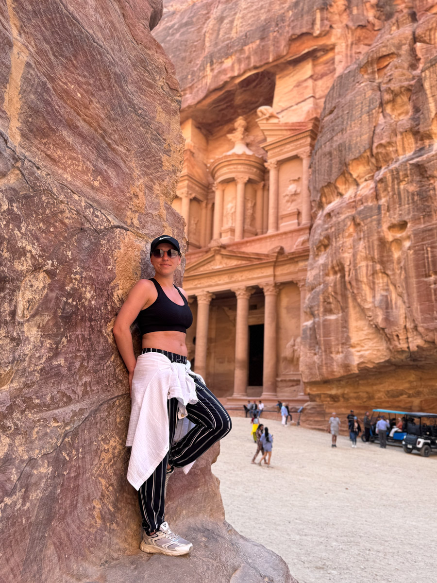 Город Петра — древнейший археологический парк Ближнего Востока и одно из новых семи чудес света, куда собираются туристы со всего мира, чтобы увидеть множество пещер, храмов, дворцов, каналов и дорог. В этот дивный уголок попала и владимирская журналистка Екатерина Стэп. Ей хватило всего лишь одних суток, чтобы решиться обязательно туда вернуться, но уже на более долгое время. Чем ее очаровала точка на карте, она рассказала «Ключ-Медиа».