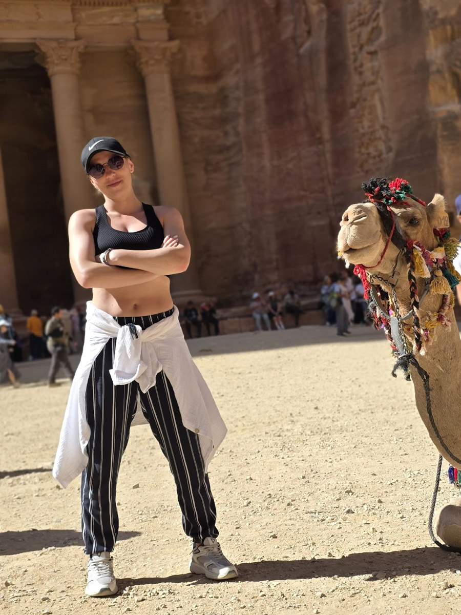 Город Петра — древнейший археологический парк Ближнего Востока и одно из новых семи чудес света, куда собираются туристы со всего мира, чтобы увидеть множество пещер, храмов, дворцов, каналов и дорог. В этот дивный уголок попала и владимирская журналистка Екатерина Стэп. Ей хватило всего лишь одних суток, чтобы решиться обязательно туда вернуться, но уже на более долгое время. Чем ее очаровала точка на карте, она рассказала «Ключ-Медиа».