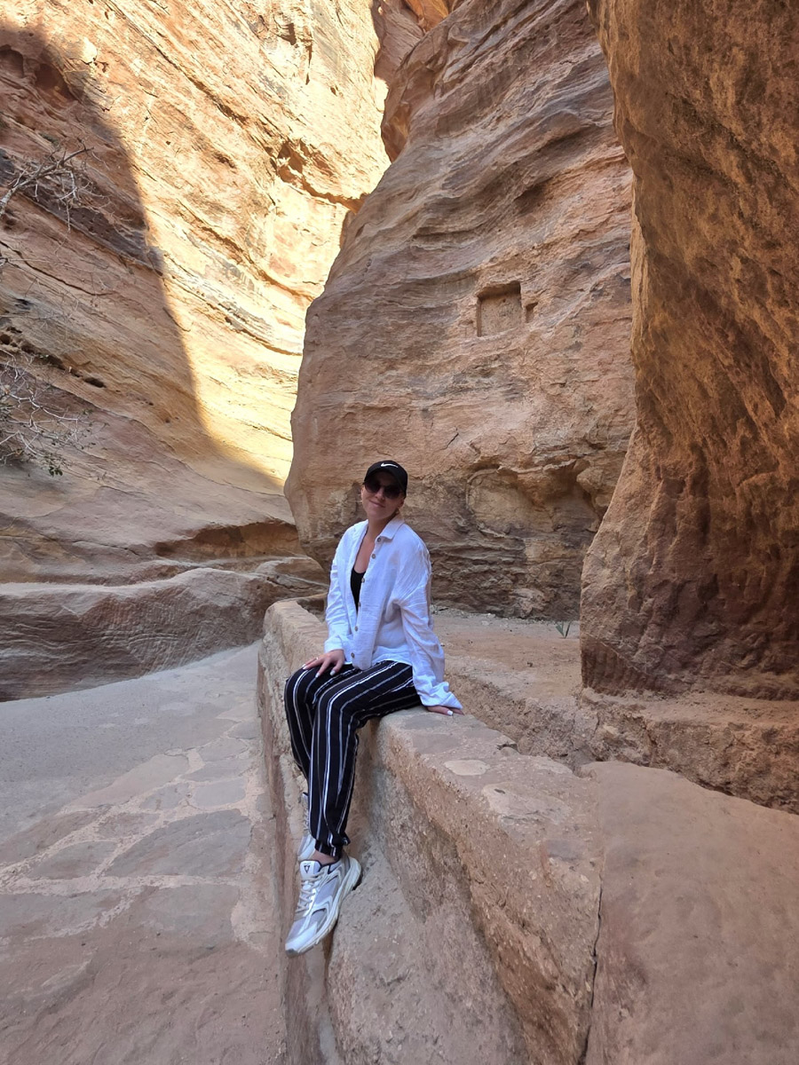 Город Петра — древнейший археологический парк Ближнего Востока и одно из новых семи чудес света, куда собираются туристы со всего мира, чтобы увидеть множество пещер, храмов, дворцов, каналов и дорог. В этот дивный уголок попала и владимирская журналистка Екатерина Стэп. Ей хватило всего лишь одних суток, чтобы решиться обязательно туда вернуться, но уже на более долгое время. Чем ее очаровала точка на карте, она рассказала «Ключ-Медиа».