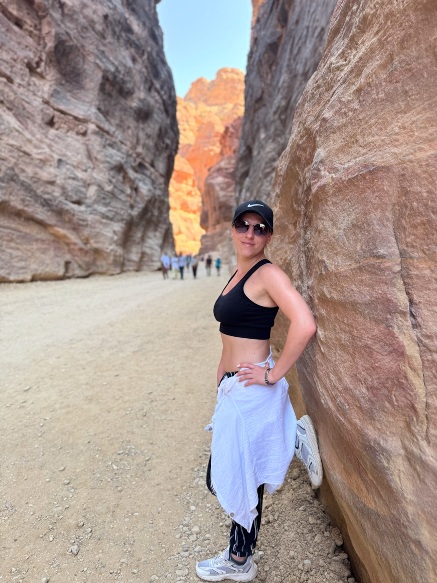 Город Петра — древнейший археологический парк Ближнего Востока и одно из новых семи чудес света, куда собираются туристы со всего мира, чтобы увидеть множество пещер, храмов, дворцов, каналов и дорог. В этот дивный уголок попала и владимирская журналистка Екатерина Стэп. Ей хватило всего лишь одних суток, чтобы решиться обязательно туда вернуться, но уже на более долгое время. Чем ее очаровала точка на карте, она рассказала «Ключ-Медиа».