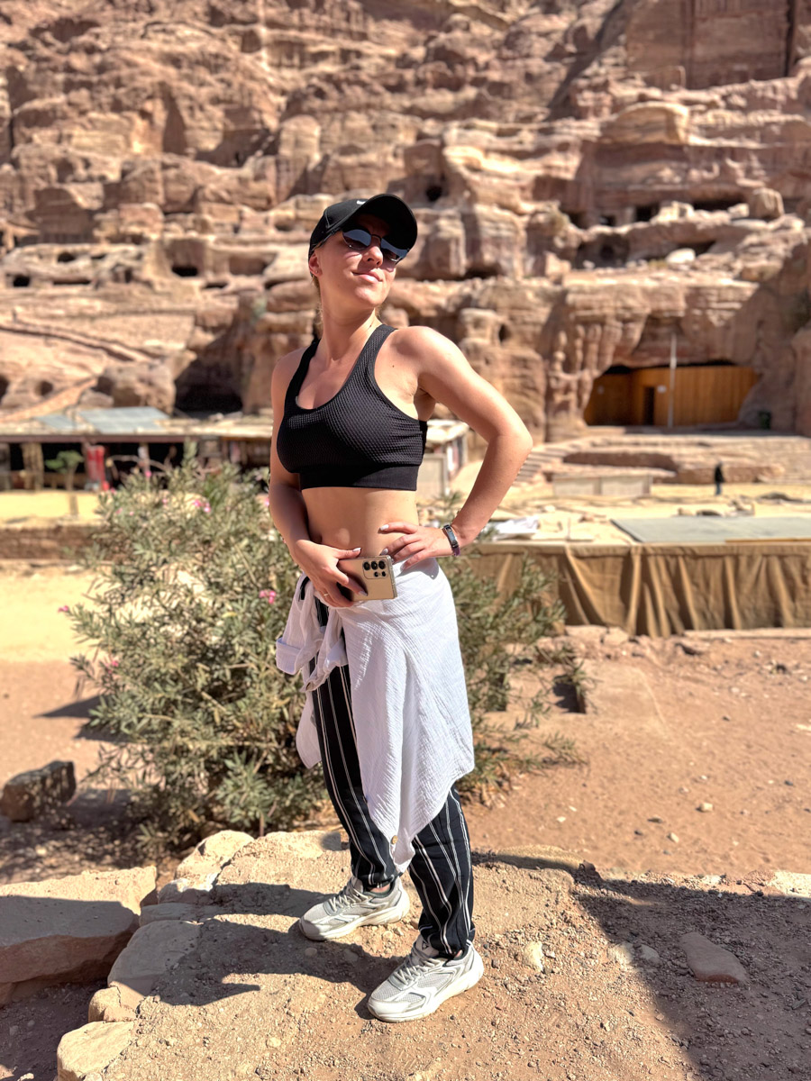 Город Петра — древнейший археологический парк Ближнего Востока и одно из новых семи чудес света, куда собираются туристы со всего мира, чтобы увидеть множество пещер, храмов, дворцов, каналов и дорог. В этот дивный уголок попала и владимирская журналистка Екатерина Стэп. Ей хватило всего лишь одних суток, чтобы решиться обязательно туда вернуться, но уже на более долгое время. Чем ее очаровала точка на карте, она рассказала «Ключ-Медиа».