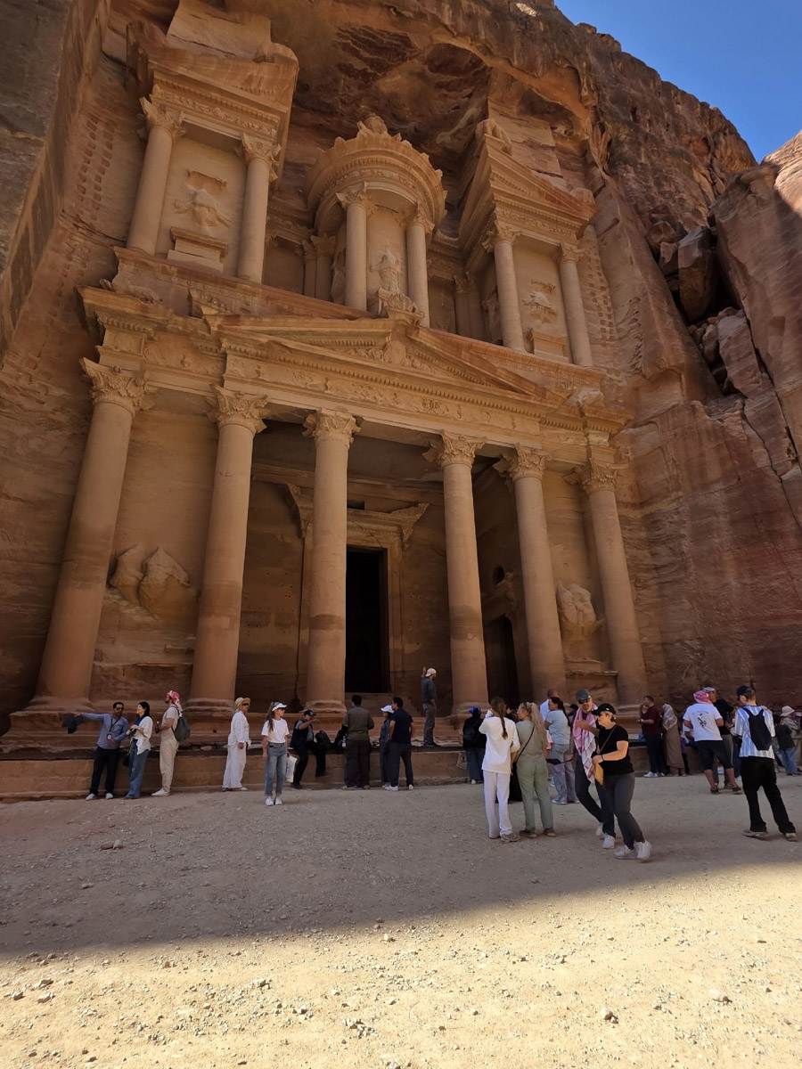 Город Петра — древнейший археологический парк Ближнего Востока и одно из новых семи чудес света, куда собираются туристы со всего мира, чтобы увидеть множество пещер, храмов, дворцов, каналов и дорог. В этот дивный уголок попала и владимирская журналистка Екатерина Стэп. Ей хватило всего лишь одних суток, чтобы решиться обязательно туда вернуться, но уже на более долгое время. Чем ее очаровала точка на карте, она рассказала «Ключ-Медиа».