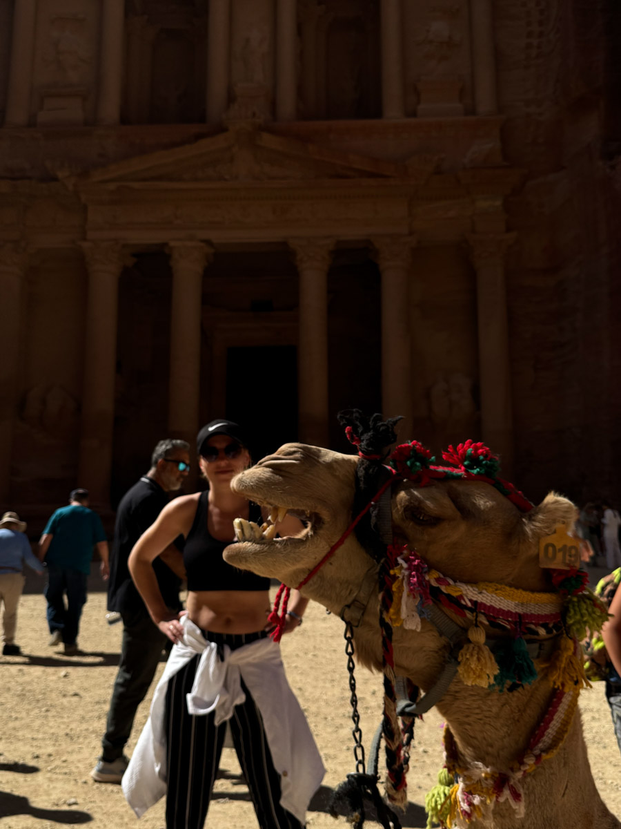 Город Петра — древнейший археологический парк Ближнего Востока и одно из новых семи чудес света, куда собираются туристы со всего мира, чтобы увидеть множество пещер, храмов, дворцов, каналов и дорог. В этот дивный уголок попала и владимирская журналистка Екатерина Стэп. Ей хватило всего лишь одних суток, чтобы решиться обязательно туда вернуться, но уже на более долгое время. Чем ее очаровала точка на карте, она рассказала «Ключ-Медиа».