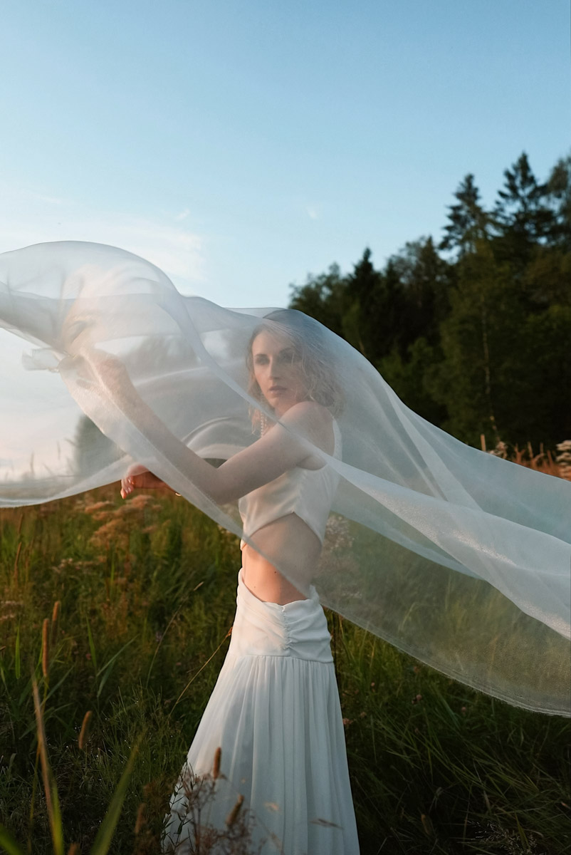 Певица из Коврова YASAKOVA, поразившая три года назад Сергея Лазарева и Елену Ваенгу на шоу «Ну-ка, все вместе», выпустила собственный сингл. Яна Ясакова поделилась сокровенной историей о непростых отношениях. Трек «Лабиринты», шесть лет ожидавший своего часа, уже доступен к прослушиванию.