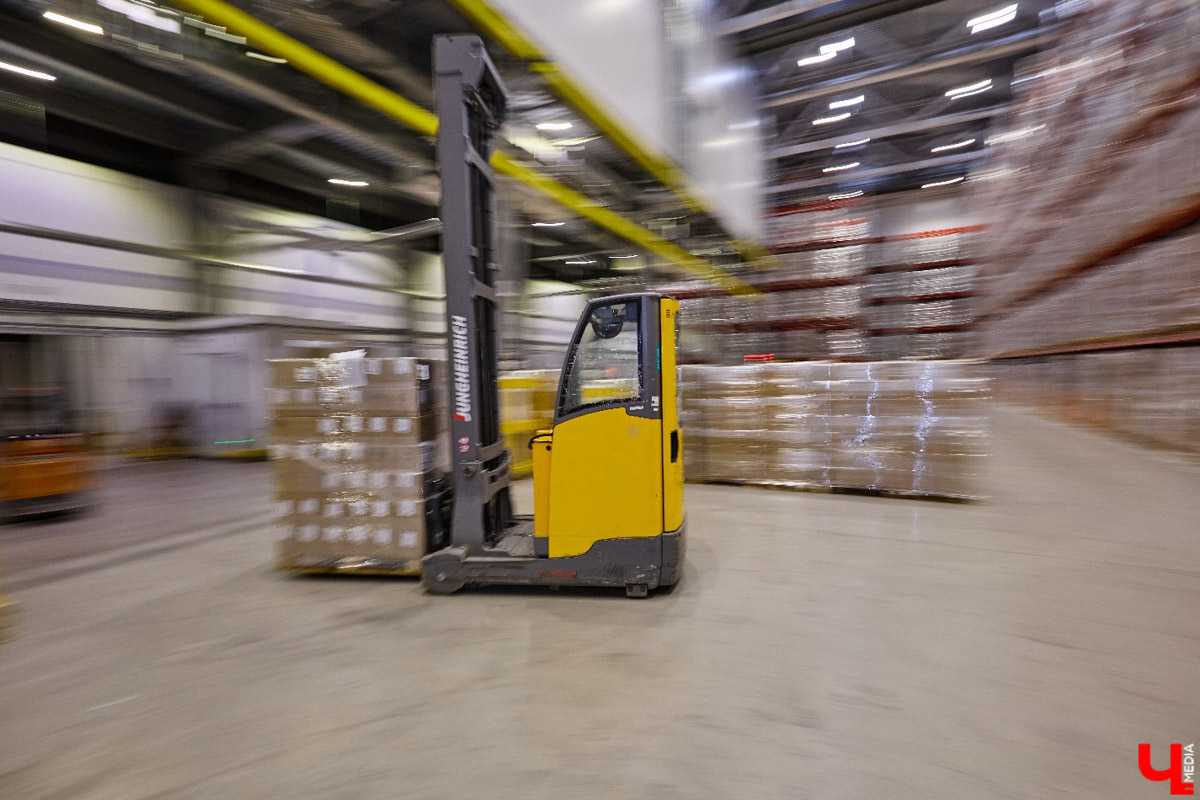 Продукция компании Аби, оба завода которой расположены во Владимире, известна по всей стране. А за всеми достижениями стоят люди. Осенью был объявлен старт нового образовательного проекта «Уроки с Аби». Теперь для школьников Владимирской области на регулярной основе будут проводить экскурсии по микробиологической лаборатории, Центральному складскому комплексу и настоящим производственным площадкам.