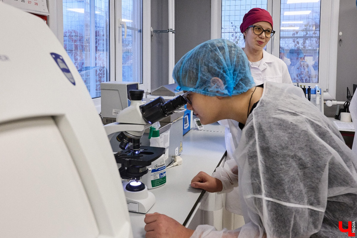 Продукция компании Аби, оба завода которой расположены во Владимире, известна по всей стране. А за всеми достижениями стоят люди. Осенью был объявлен старт нового образовательного проекта «Уроки с Аби». Теперь для школьников Владимирской области на регулярной основе будут проводить экскурсии по микробиологической лаборатории, Центральному складскому комплексу и настоящим производственным площадкам.