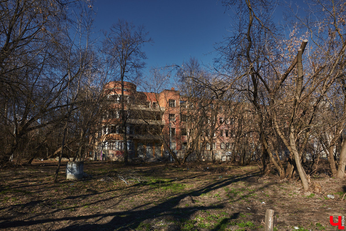 Архитектура — самая красноречивая рассказчица. Увы, многие летописи, заключенные в домах, рискуют исчезнуть с лица земли вместе со стенами. Сегодня мы обратим взор на знаковые объекты 33-го региона, до реставрации которых рукой не подать.