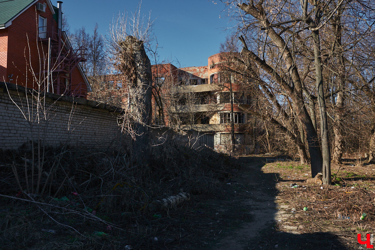 Архитектура — самая красноречивая рассказчица. Увы, многие летописи, заключенные в домах, рискуют исчезнуть с лица земли вместе со стенами. Сегодня мы обратим взор на знаковые объекты 33-го региона, до реставрации которых рукой не подать.