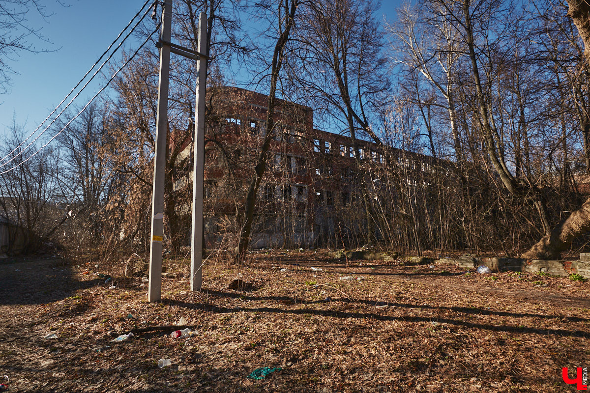 Архитектура — самая красноречивая рассказчица. Увы, многие летописи, заключенные в домах, рискуют исчезнуть с лица земли вместе со стенами. Сегодня мы обратим взор на знаковые объекты 33-го региона, до реставрации которых рукой не подать.