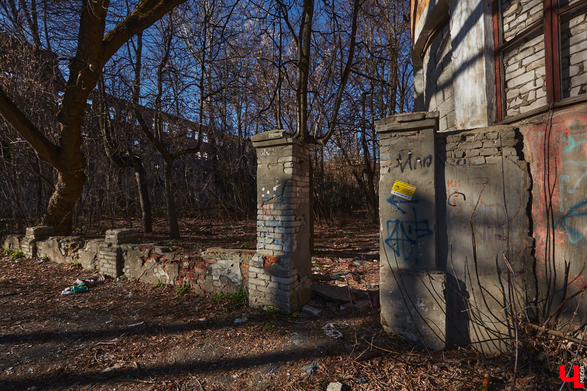 Архитектура — самая красноречивая рассказчица. Увы, многие летописи, заключенные в домах, рискуют исчезнуть с лица земли вместе со стенами. Сегодня мы обратим взор на знаковые объекты 33-го региона, до реставрации которых рукой не подать.