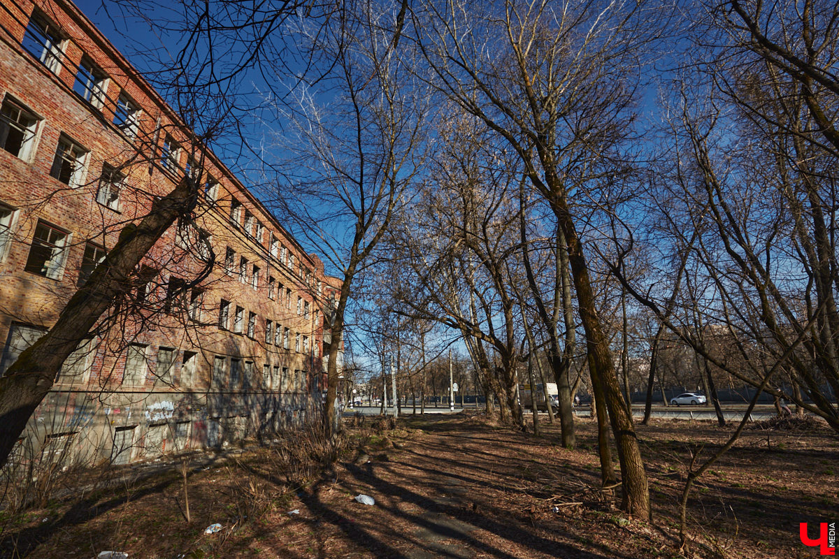 Архитектура — самая красноречивая рассказчица. Увы, многие летописи, заключенные в домах, рискуют исчезнуть с лица земли вместе со стенами. Сегодня мы обратим взор на знаковые объекты 33-го региона, до реставрации которых рукой не подать.
