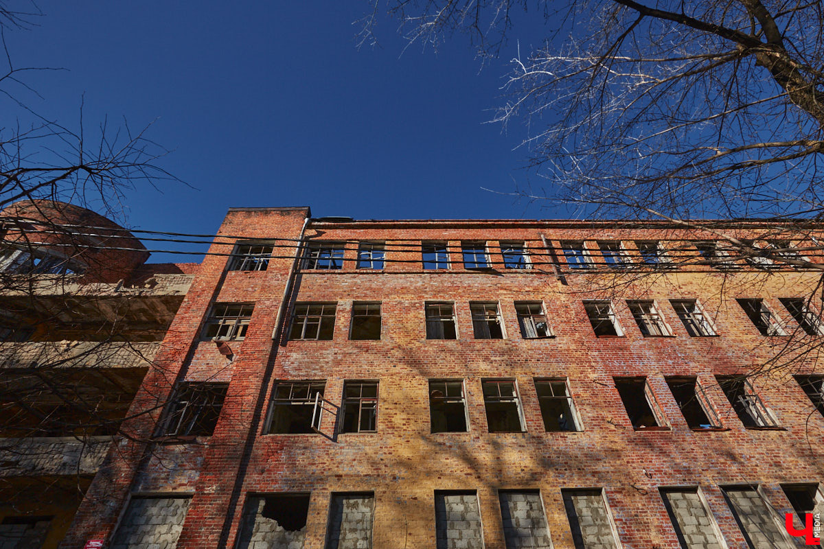 Архитектура — самая красноречивая рассказчица. Увы, многие летописи, заключенные в домах, рискуют исчезнуть с лица земли вместе со стенами. Сегодня мы обратим взор на знаковые объекты 33-го региона, до реставрации которых рукой не подать.