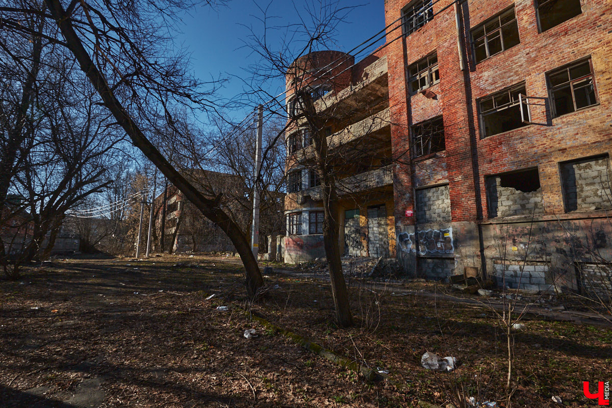 Архитектура — самая красноречивая рассказчица. Увы, многие летописи, заключенные в домах, рискуют исчезнуть с лица земли вместе со стенами. Сегодня мы обратим взор на знаковые объекты 33-го региона, до реставрации которых рукой не подать.