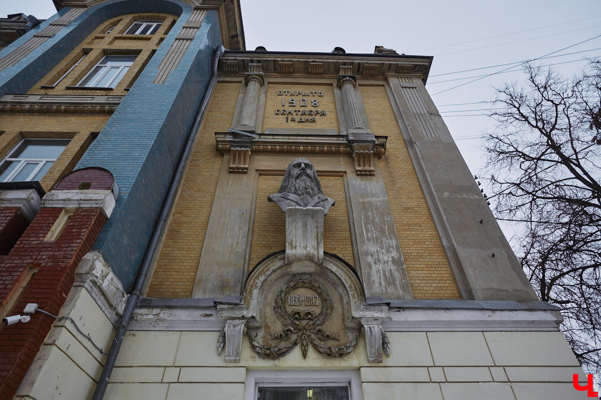 Архитектура — самая красноречивая рассказчица. Увы, многие летописи, заключенные в домах, рискуют исчезнуть с лица земли вместе со стенами. Сегодня мы обратим взор на знаковые объекты 33-го региона, до реставрации которых рукой не подать.