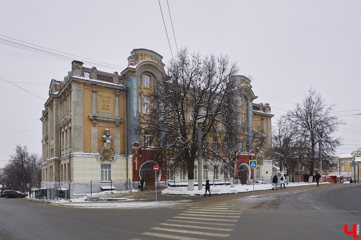 Архитектура — самая красноречивая рассказчица. Увы, многие летописи, заключенные в домах, рискуют исчезнуть с лица земли вместе со стенами. Сегодня мы обратим взор на знаковые объекты 33-го региона, до реставрации которых рукой не подать.