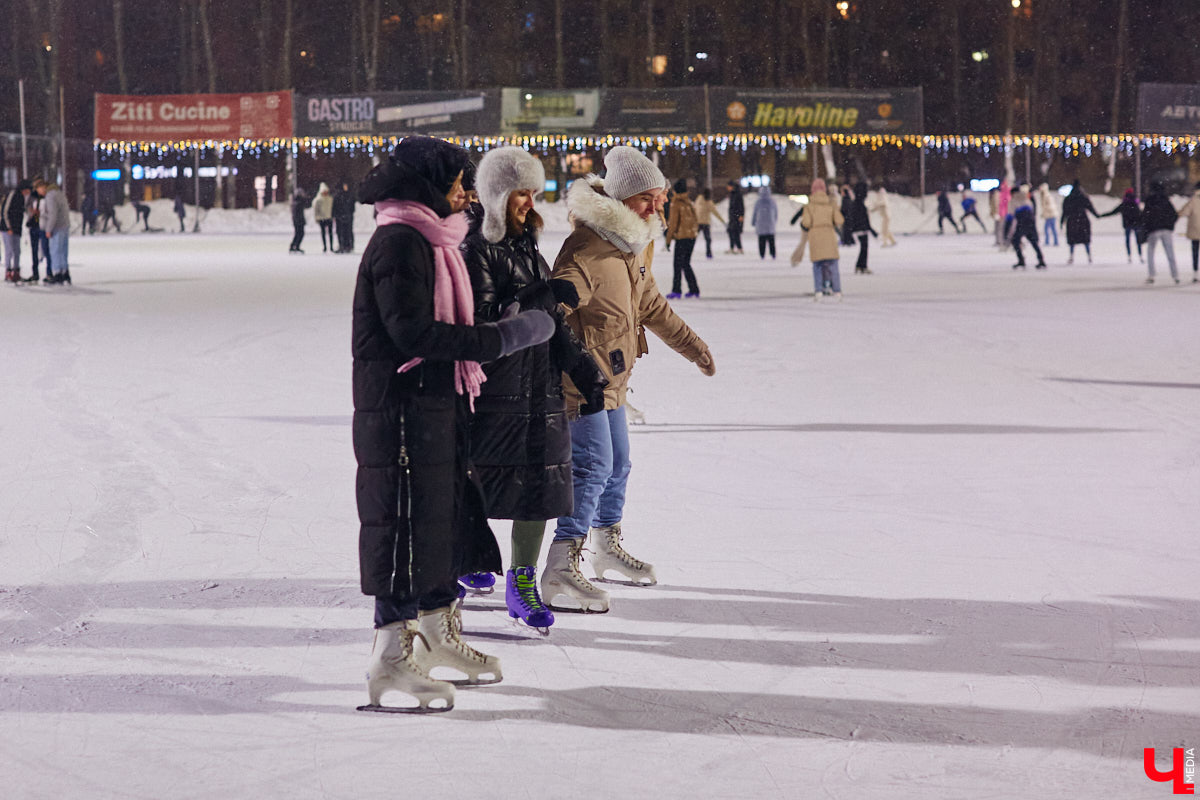 Пешком бродить по зимнему Владимиру погода пока не позволяет: слишком сыро и промозгло. Но не сидеть же в четырех стенах! Тем более передвигаться по городу сейчас можно не только с комфортом, но и с выгодой для кошелька. Рассказываем, куда отправиться на прогулку в столице областного центра и как сэкономить на проезде в общественном транспорте.