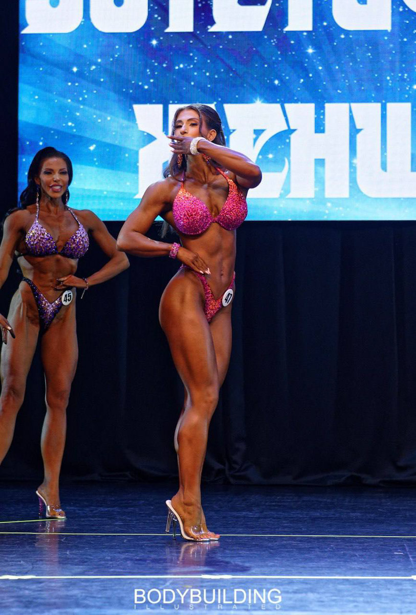 На турнирах по бодибилдингу зрелищность выкручена на максимум. Однако девушки в купальниках или спортивных формах смотрятся роскошно и без пышных нарядов. Доказали это муромлянка Марина Богомолова и Карина Крылова из Гусь-Хрустального: они ловко обошли многих соперниц с идеальными телами и завоевали медали.