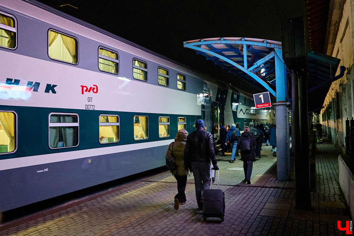 С 3 декабря «Буревестник» начал курсировать между Нижним Новгородом и Москвой с остановкой в областном центре. Первые пассажиры уже успели проехаться в его двухэтажных вагонах. И, судя по ажиотажу, царящему на перроне, первопроходцев набралось немало. Подробности о визите легендарного состава во Владимир — в нашем дорожном обзоре.