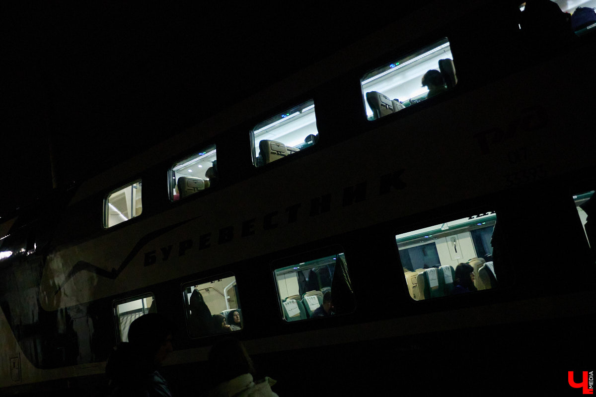 С 3 декабря «Буревестник» начал курсировать между Нижним Новгородом и Москвой с остановкой в областном центре. Первые пассажиры уже успели проехаться в его двухэтажных вагонах. И, судя по ажиотажу, царящему на перроне, первопроходцев набралось немало. Подробности о визите легендарного состава во Владимир — в нашем дорожном обзоре.