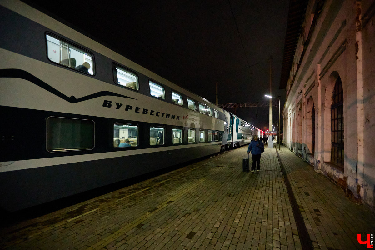 С 3 декабря «Буревестник» начал курсировать между Нижним Новгородом и Москвой с остановкой в областном центре. Первые пассажиры уже успели проехаться в его двухэтажных вагонах. И, судя по ажиотажу, царящему на перроне, первопроходцев набралось немало. Подробности о визите легендарного состава во Владимир — в нашем дорожном обзоре.