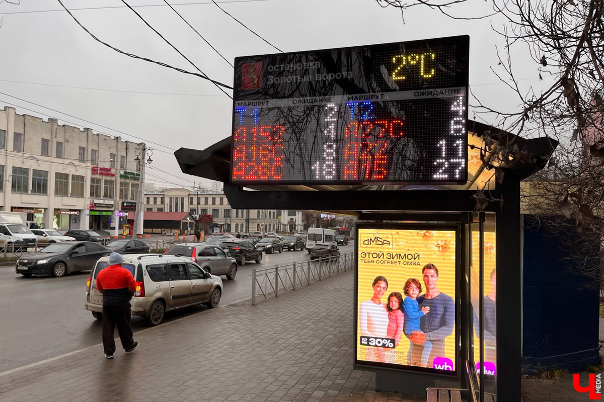 С 3 декабря «Буревестник» начал курсировать между Нижним Новгородом и Москвой с остановкой в областном центре. Первые пассажиры уже успели проехаться в его двухэтажных вагонах. И, судя по ажиотажу, царящему на перроне, первопроходцев набралось немало. Подробности о визите легендарного состава во Владимир — в нашем дорожном обзоре.