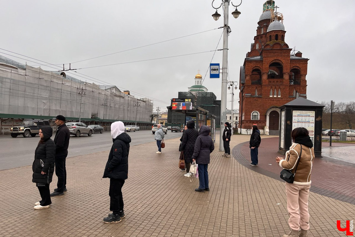 С 3 декабря «Буревестник» начал курсировать между Нижним Новгородом и Москвой с остановкой в областном центре. Первые пассажиры уже успели проехаться в его двухэтажных вагонах. И, судя по ажиотажу, царящему на перроне, первопроходцев набралось немало. Подробности о визите легендарного состава во Владимир — в нашем дорожном обзоре.