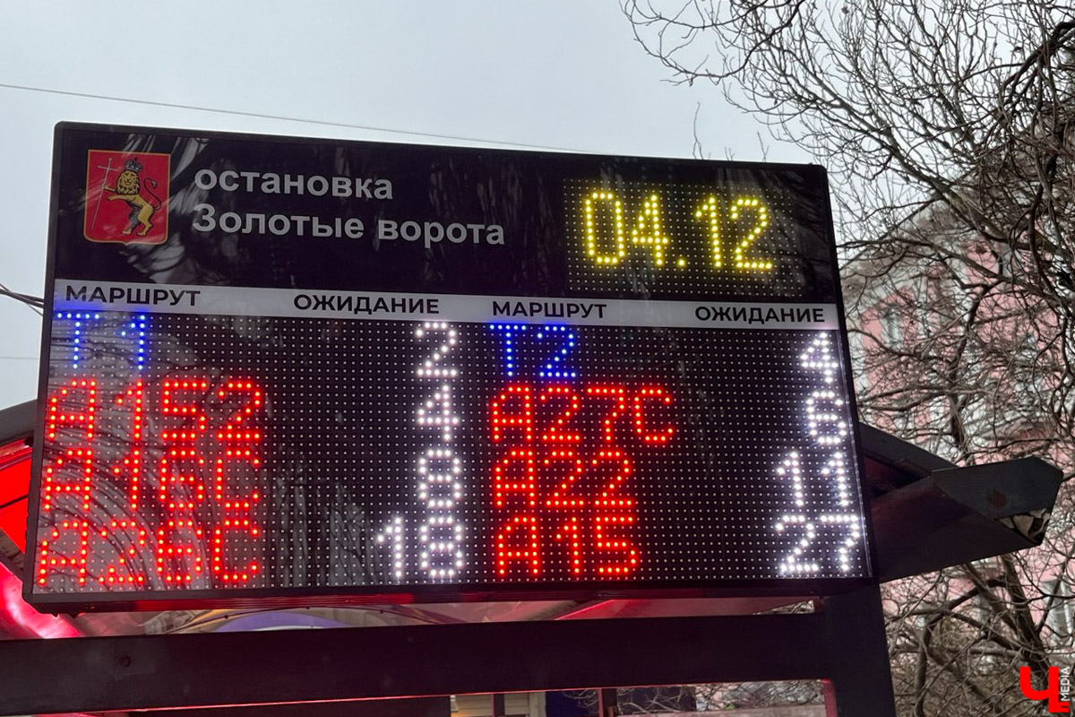 С 3 декабря «Буревестник» начал курсировать между Нижним Новгородом и Москвой с остановкой в областном центре. Первые пассажиры уже успели проехаться в его двухэтажных вагонах. И, судя по ажиотажу, царящему на перроне, первопроходцев набралось немало. Подробности о визите легендарного состава во Владимир — в нашем дорожном обзоре.