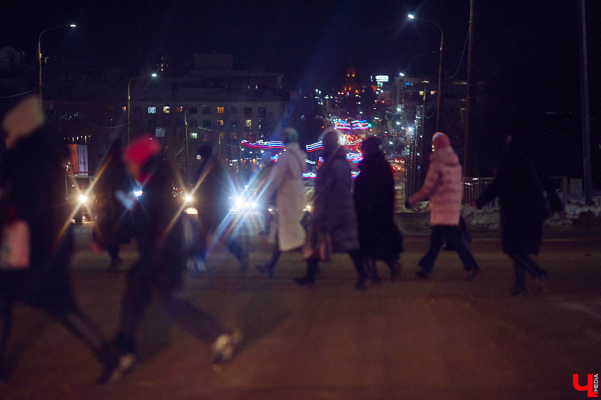 С 3 декабря «Буревестник» начал курсировать между Нижним Новгородом и Москвой с остановкой в областном центре. Первые пассажиры уже успели проехаться в его двухэтажных вагонах. И, судя по ажиотажу, царящему на перроне, первопроходцев набралось немало. Подробности о визите легендарного состава во Владимир — в нашем дорожном обзоре.