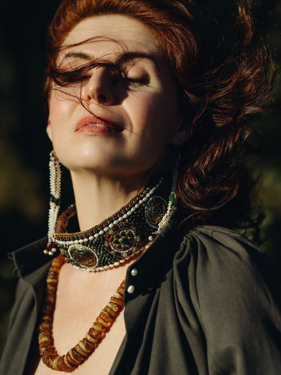 С появлением авторских украшений, подкрепленных глубинными концепциями, потребность в покупке бессмысленных побрякушек существенно снижается. Например, мастерица Марина Болотина создает реплики старорусских украшений, вплетая историю в ткань современности. Вот это аксессуары со смыслом!