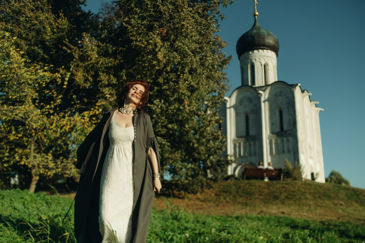 С появлением авторских украшений, подкрепленных глубинными концепциями, потребность в покупке бессмысленных побрякушек существенно снижается. Например, мастерица Марина Болотина создает реплики старорусских украшений, вплетая историю в ткань современности. Вот это аксессуары со смыслом!