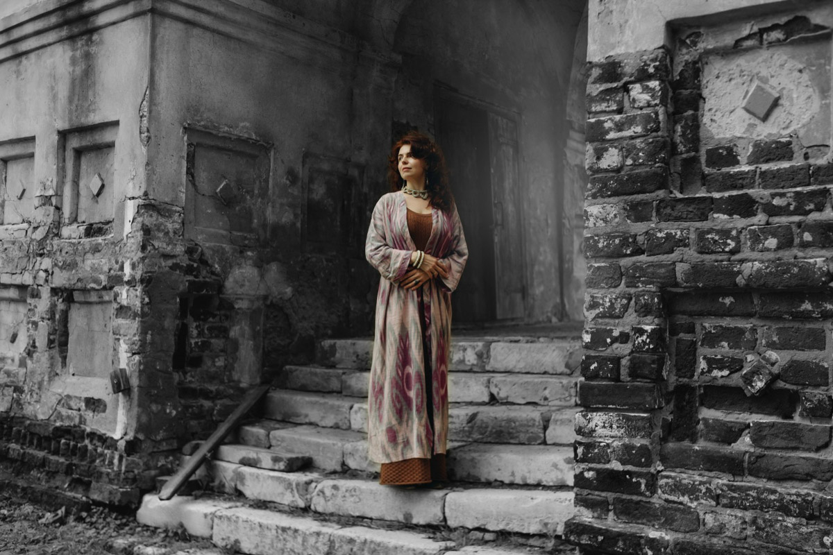 С появлением авторских украшений, подкрепленных глубинными концепциями, потребность в покупке бессмысленных побрякушек существенно снижается. Например, мастерица Марина Болотина создает реплики старорусских украшений, вплетая историю в ткань современности. Вот это аксессуары со смыслом!