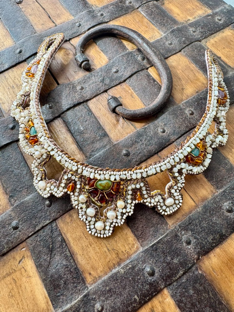 С появлением авторских украшений, подкрепленных глубинными концепциями, потребность в покупке бессмысленных побрякушек существенно снижается. Например, мастерица Марина Болотина создает реплики старорусских украшений, вплетая историю в ткань современности. Вот это аксессуары со смыслом!