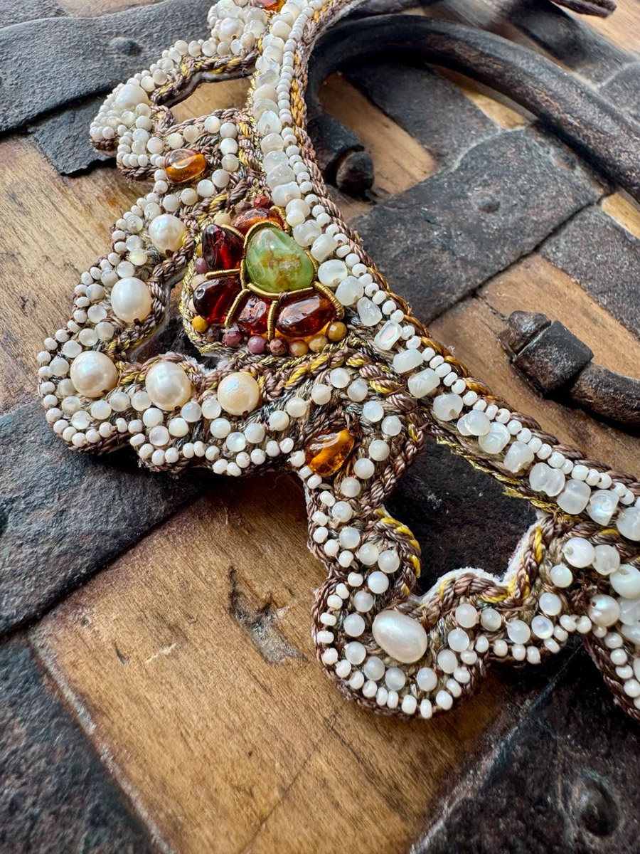 С появлением авторских украшений, подкрепленных глубинными концепциями, потребность в покупке бессмысленных побрякушек существенно снижается. Например, мастерица Марина Болотина создает реплики старорусских украшений, вплетая историю в ткань современности. Вот это аксессуары со смыслом!