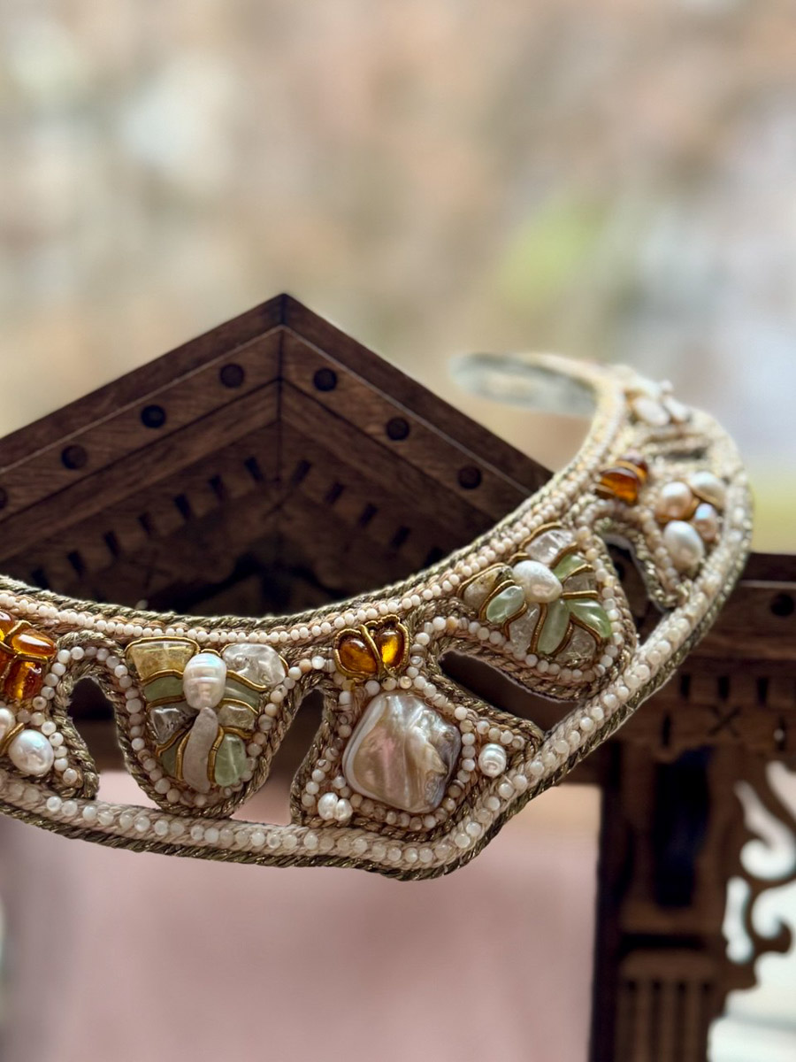 С появлением авторских украшений, подкрепленных глубинными концепциями, потребность в покупке бессмысленных побрякушек существенно снижается. Например, мастерица Марина Болотина создает реплики старорусских украшений, вплетая историю в ткань современности. Вот это аксессуары со смыслом!