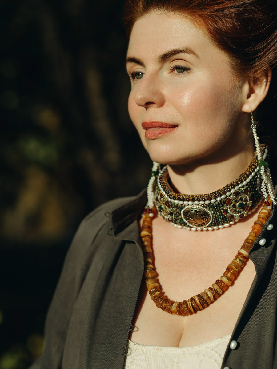 С появлением авторских украшений, подкрепленных глубинными концепциями, потребность в покупке бессмысленных побрякушек существенно снижается. Например, мастерица Марина Болотина создает реплики старорусских украшений, вплетая историю в ткань современности. Вот это аксессуары со смыслом!