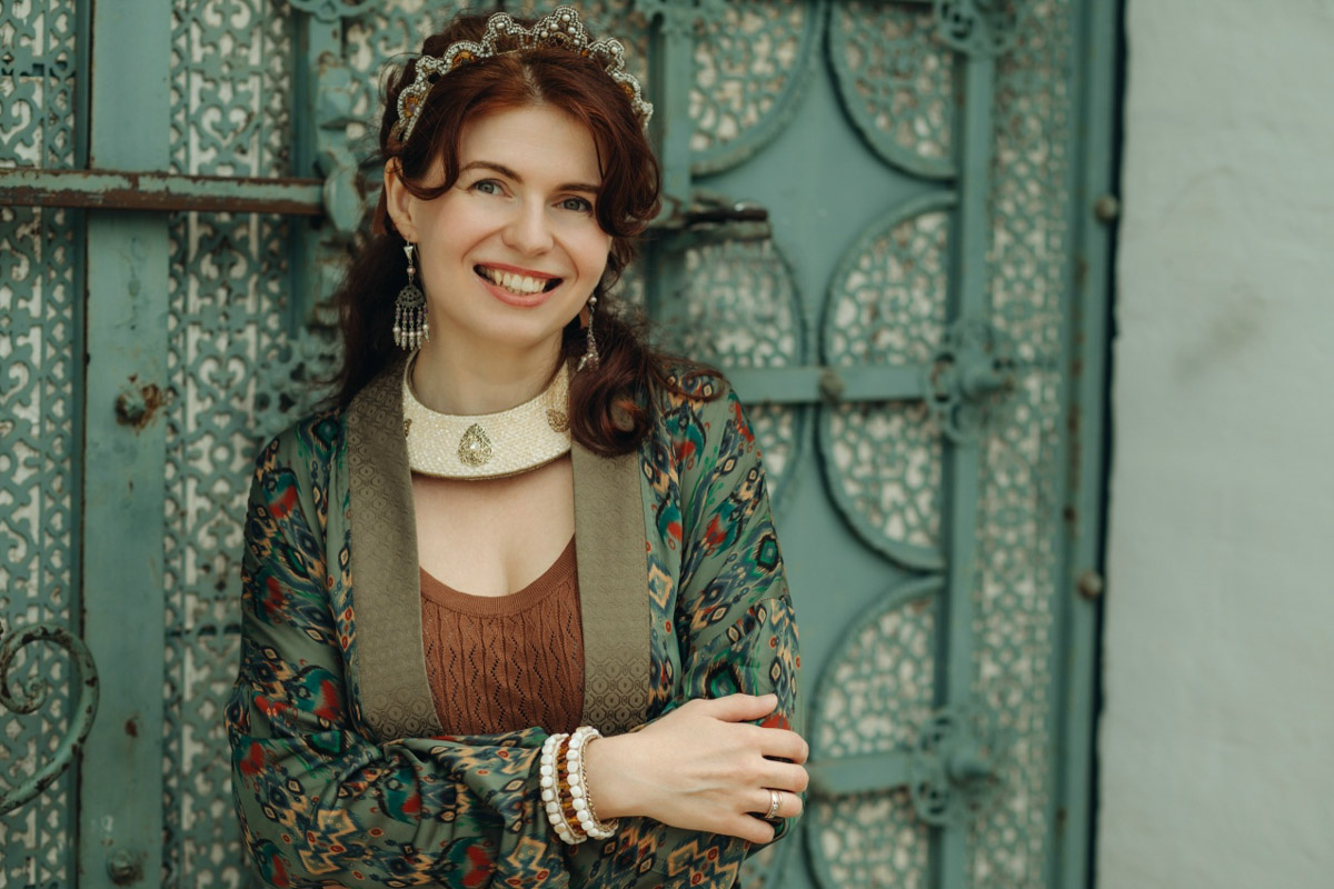 С появлением авторских украшений, подкрепленных глубинными концепциями, потребность в покупке бессмысленных побрякушек существенно снижается. Например, мастерица Марина Болотина создает реплики старорусских украшений, вплетая историю в ткань современности. Вот это аксессуары со смыслом!