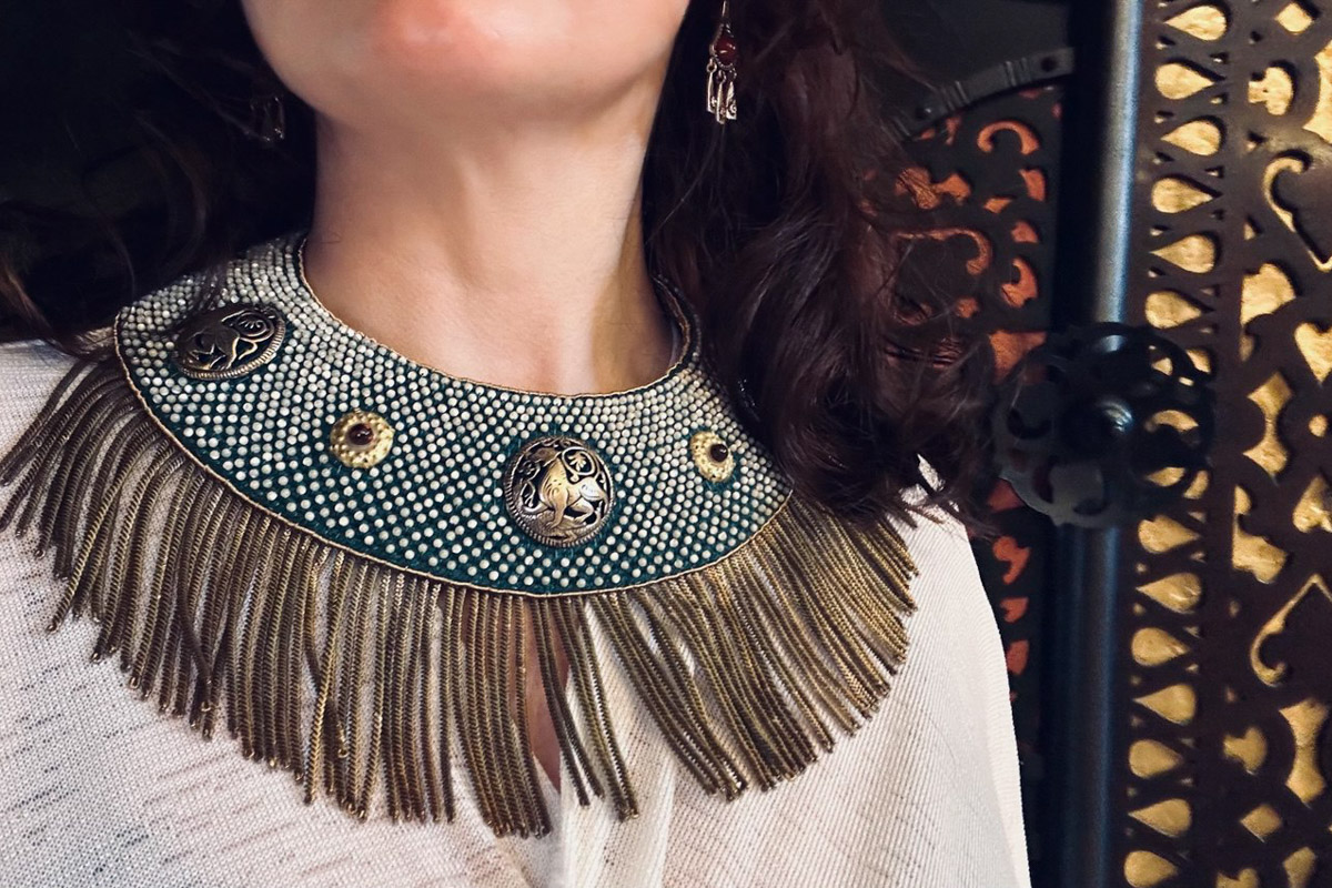 С появлением авторских украшений, подкрепленных глубинными концепциями, потребность в покупке бессмысленных побрякушек существенно снижается. Например, мастерица Марина Болотина создает реплики старорусских украшений, вплетая историю в ткань современности. Вот это аксессуары со смыслом!