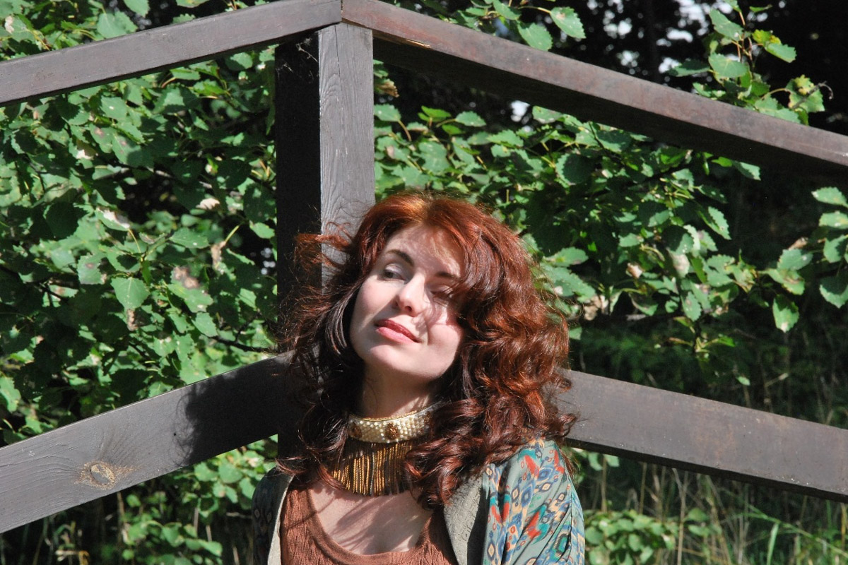 С появлением авторских украшений, подкрепленных глубинными концепциями, потребность в покупке бессмысленных побрякушек существенно снижается. Например, мастерица Марина Болотина создает реплики старорусских украшений, вплетая историю в ткань современности. Вот это аксессуары со смыслом!