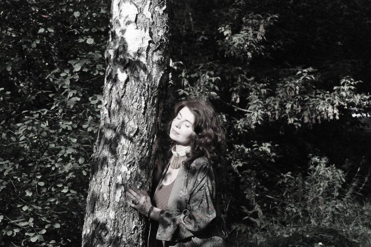 С появлением авторских украшений, подкрепленных глубинными концепциями, потребность в покупке бессмысленных побрякушек существенно снижается. Например, мастерица Марина Болотина создает реплики старорусских украшений, вплетая историю в ткань современности. Вот это аксессуары со смыслом!