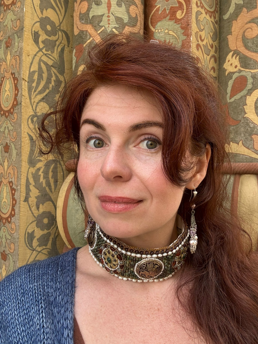 С появлением авторских украшений, подкрепленных глубинными концепциями, потребность в покупке бессмысленных побрякушек существенно снижается. Например, мастерица Марина Болотина создает реплики старорусских украшений, вплетая историю в ткань современности. Вот это аксессуары со смыслом!