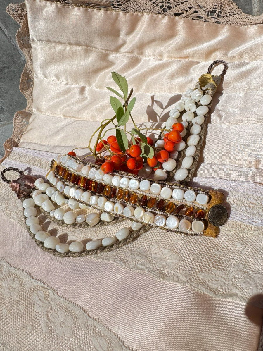 С появлением авторских украшений, подкрепленных глубинными концепциями, потребность в покупке бессмысленных побрякушек существенно снижается. Например, мастерица Марина Болотина создает реплики старорусских украшений, вплетая историю в ткань современности. Вот это аксессуары со смыслом!