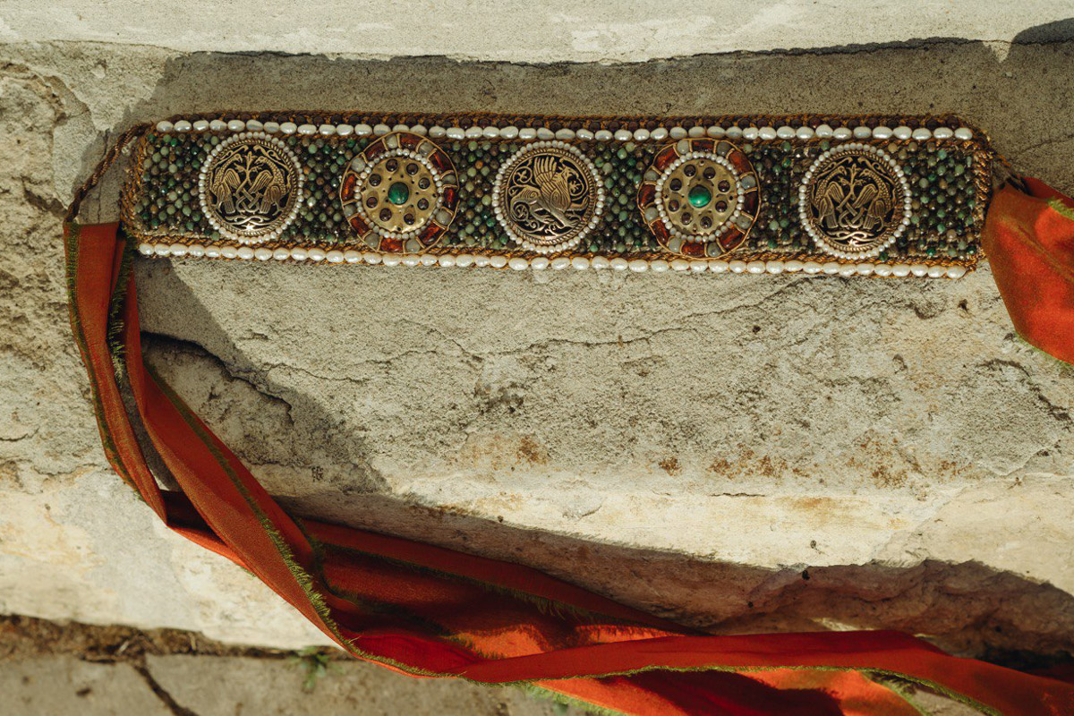 С появлением авторских украшений, подкрепленных глубинными концепциями, потребность в покупке бессмысленных побрякушек существенно снижается. Например, мастерица Марина Болотина создает реплики старорусских украшений, вплетая историю в ткань современности. Вот это аксессуары со смыслом!