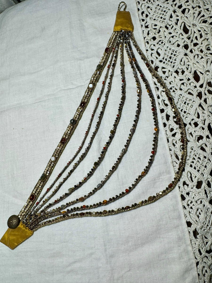 С появлением авторских украшений, подкрепленных глубинными концепциями, потребность в покупке бессмысленных побрякушек существенно снижается. Например, мастерица Марина Болотина создает реплики старорусских украшений, вплетая историю в ткань современности. Вот это аксессуары со смыслом!