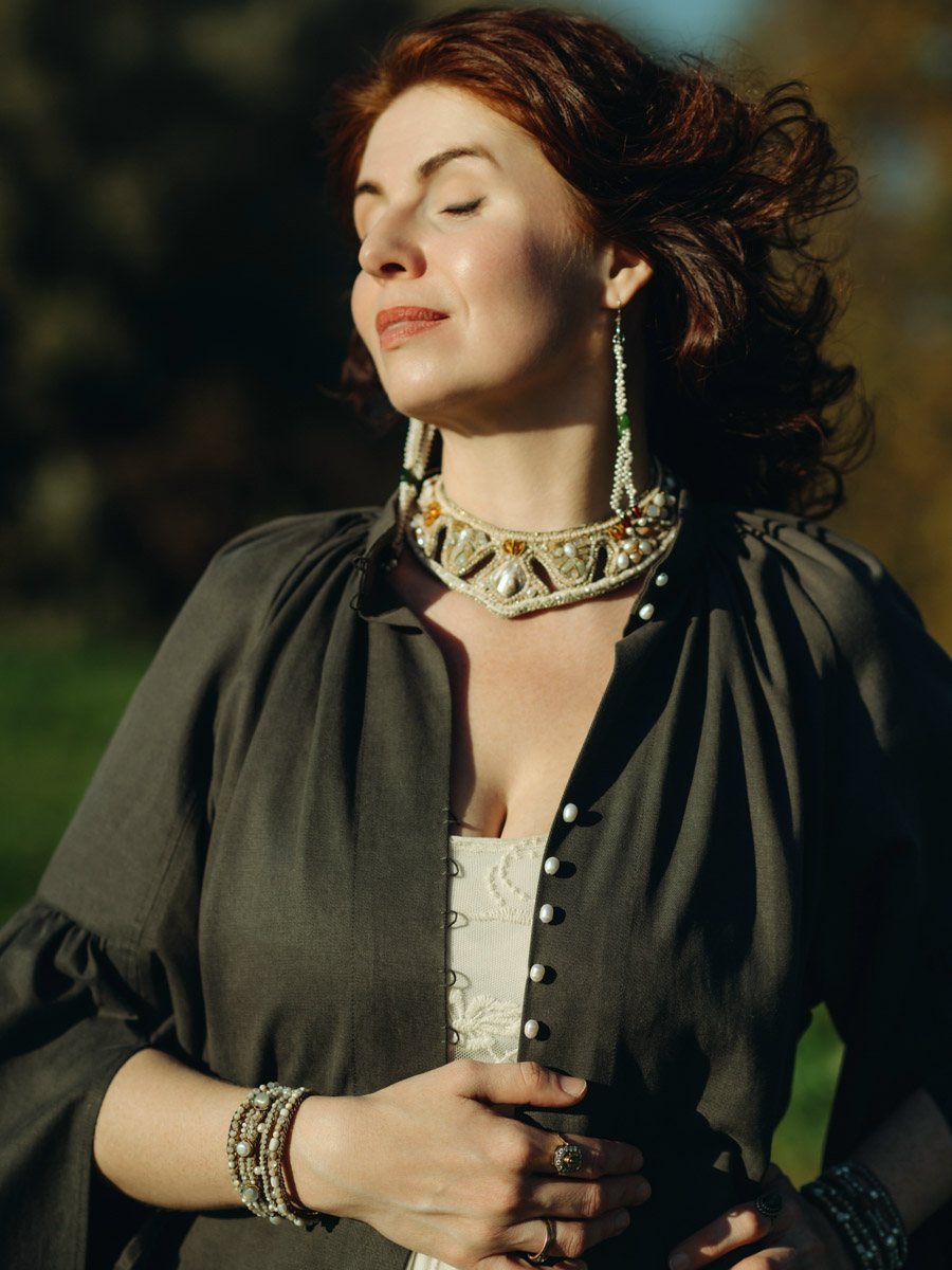 С появлением авторских украшений, подкрепленных глубинными концепциями, потребность в покупке бессмысленных побрякушек существенно снижается. Например, мастерица Марина Болотина создает реплики старорусских украшений, вплетая историю в ткань современности. Вот это аксессуары со смыслом!