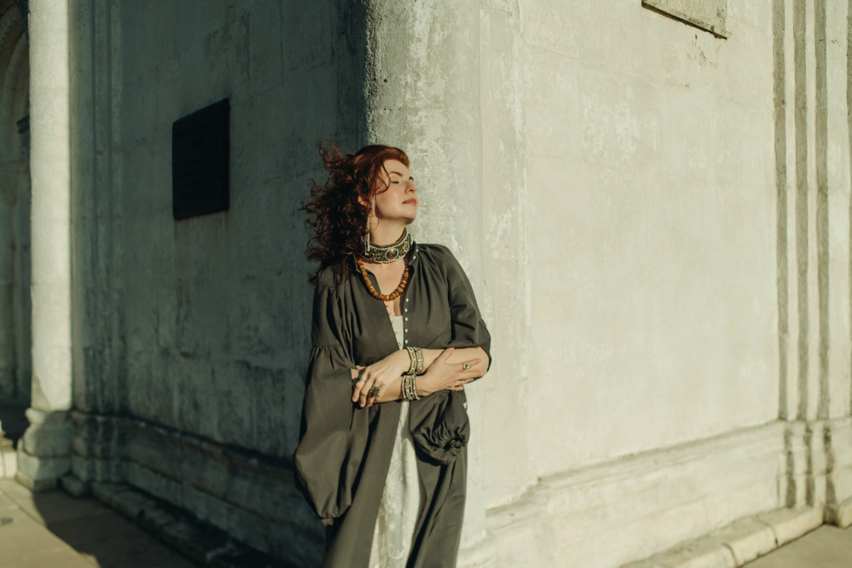 С появлением авторских украшений, подкрепленных глубинными концепциями, потребность в покупке бессмысленных побрякушек существенно снижается. Например, мастерица Марина Болотина создает реплики старорусских украшений, вплетая историю в ткань современности. Вот это аксессуары со смыслом!