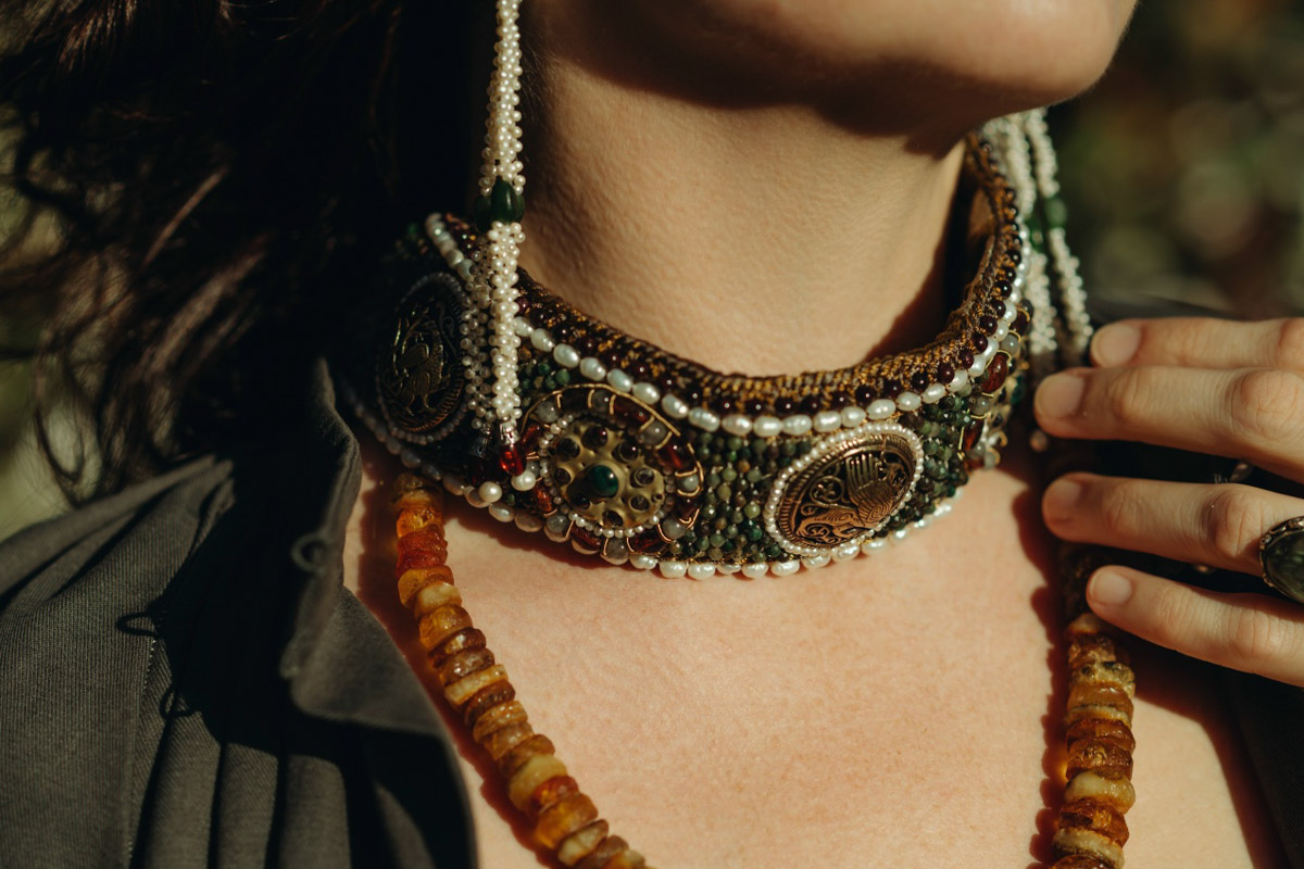 С появлением авторских украшений, подкрепленных глубинными концепциями, потребность в покупке бессмысленных побрякушек существенно снижается. Например, мастерица Марина Болотина создает реплики старорусских украшений, вплетая историю в ткань современности. Вот это аксессуары со смыслом!