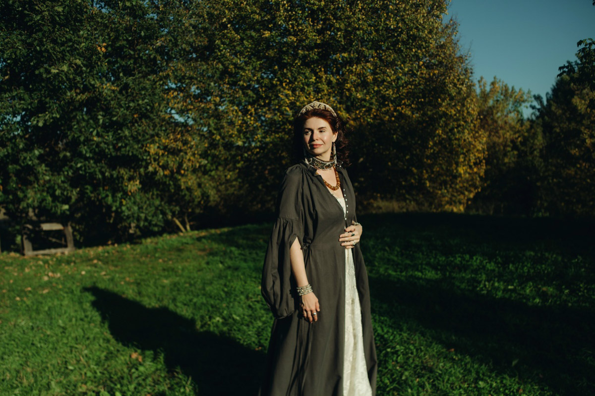 С появлением авторских украшений, подкрепленных глубинными концепциями, потребность в покупке бессмысленных побрякушек существенно снижается. Например, мастерица Марина Болотина создает реплики старорусских украшений, вплетая историю в ткань современности. Вот это аксессуары со смыслом!